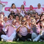 Bakırköy’de Pembe Tişörtlü Yoga ve Voleybol Etkinlikleriyle Farkındalık