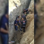 ADIYAMAN (PERRE) - Adıyaman'da, kazı yapılan alanda su borusu döşediği esnada göçük altında kalan tesisat ustası, itfaiye erleri tarafından kurtarıldı.