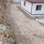 ADIYAMAN (PERRE) - (Şeriban ÖZÇAKMAK) - Adıyaman merkeze bağlı Çemberlitaş köyünde 6 Şubat depremlerinin ardından inşa edilen afet köy evlerinde altyapı, çevre düzenlemesi ve bazı yapısal eksikliklerin bulunduğu öne sürü...