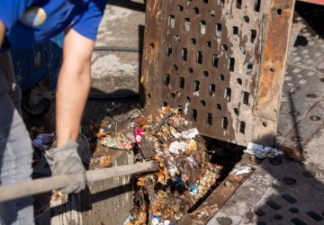 İzmir’de Kış Hazırlığı: Yağmursuyu Izgaraları Temizleniyor