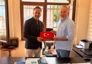 İzmit Belediyesi’nden Muhtarlara Doğum Günü Ziyareti