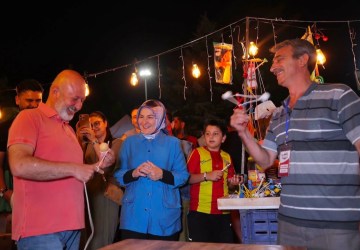 Başkan Çolakbayrakdar, Vatandaşlarla “Neşeli Günler”i İzledi