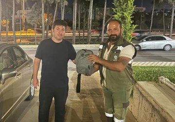 Temizlik Personelinden Örnek Davranış: Bulduğu Çantayı Polise Teslim Etti