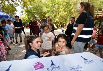 Bayraklı’da Komşuluk Buluşması: Mahalle Sakinleri Karagöl’de Bir Araya Geldi