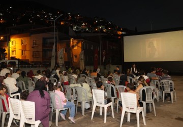 Osmangazi’de Yaz Akşamı Açık Hava Sinemasıyla Renklendi