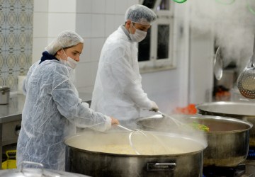 Muratpaşa Belediyesi’nden İhtiyaç Sahiplerine Sıcak Yemek Desteği