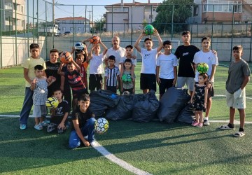 Keşan’da Gençlerden Örnek Davranış: Mahallelerini Temizlediler