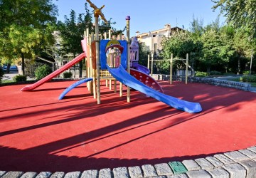 Manisa’da Park ve Oyun Alanlarının Zeminleri Yenileniyor