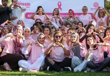 Bakırköy’de Pembe Tişörtlü Yoga ve Voleybol Etkinlikleriyle Farkındalık