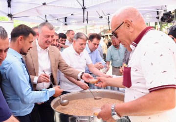 Başkan Büyükakın’dan Vatandaşa Aşure İkramı: Pazarda Yoğun İlgi