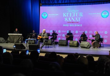 Trabzon’da Esat Kabaklı Rüzgârı Esti
