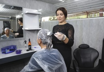 Mersin Büyükşehir Belediyesinden Kırsal Mahallelere Mobil Kuaför Hizmeti