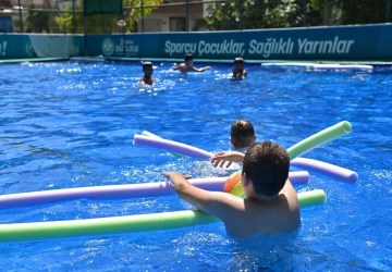Manisa’da Çocuklara Ücretsiz Yüzme Eğitimi