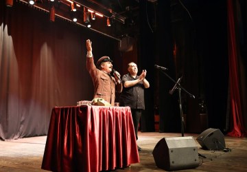 Sakarya’da “Yeni 80’ler 90’lar Gülümseten Hatıralar” Oyunu Sahnelendi