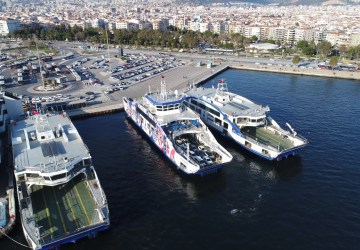 İzmir’de Arabalı Vapur Seferleri Trafiğe Nefes Aldırdı