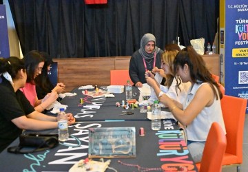 Van Kültür Yolu Festivali’nde Kültür ve Sanat Şöleni Sürüyor