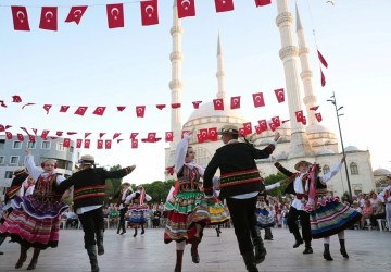 Maltepe’de Halk Oyunları Şöleni: Dünya Kültürleri Buluştu