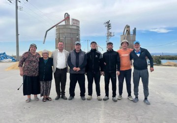 Yenikarpuzlu’da Çeltik Hasadı Başladı: Başkan Köprü Üreticilerle Buluştu