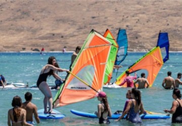 İzmir'de Büyükşehir'den gençlere sörf deneyimi