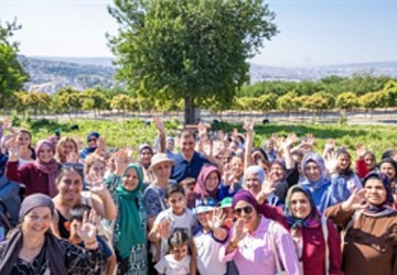 Toprakla buluşan kadınlar, hasat sevincini Başkan Tugay'la yaşadı