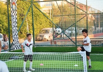 Sahalar yenilendi: Çeşme'nin mahallelerinde spor şenliği başladı