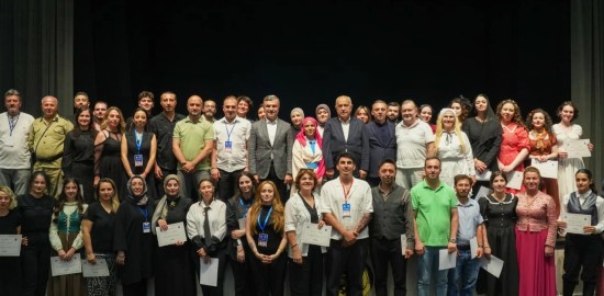 Trabzon’da Tiyatro Eğitimi Tamamlandı: Kursiyerler Sahneye Çıktı