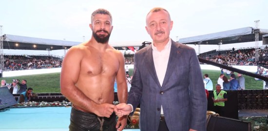 Kocaeli Büyükşehir Kağıtspor Başpehlivanı Seçkin Duman’dan Kupada Üçüncülük