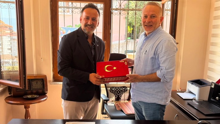 İzmit Belediyesi’nden Muhtarlara Doğum Günü Ziyareti