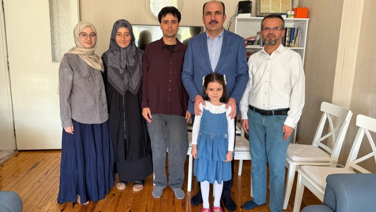 Başkan Altay’dan Umre Ödüllü Yarışmanın Kazananına Ziyaret