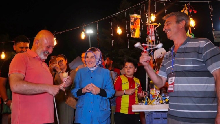 Başkan Çolakbayrakdar, Vatandaşlarla “Neşeli Günler”i İzledi