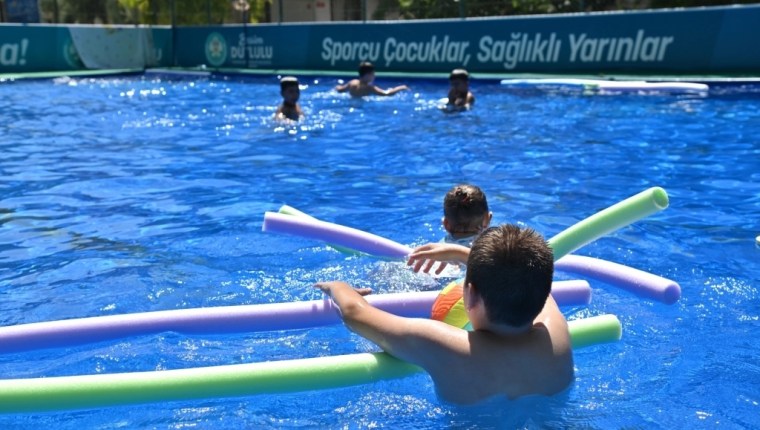 Manisa’da Çocuklara Ücretsiz Yüzme Eğitimi