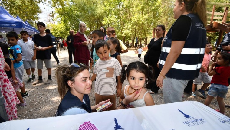 Bayraklı’da Komşuluk Buluşması: Mahalle Sakinleri Karagöl’de Bir Araya Geldi
