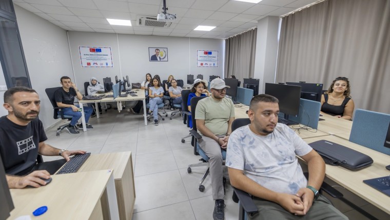 Mersin’de Gençlere Yönelik Dijital Beceri Eğitimleri Sürüyor