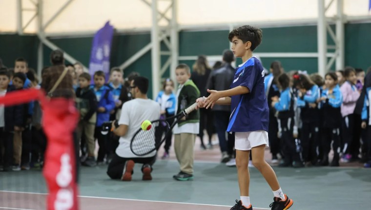 Bursa’da Yüzlerce Öğrenci Ücretsiz Tenis Eğitimi Alıyor