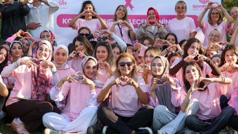 Bakırköy’de Pembe Tişörtlü Yoga ve Voleybol Etkinlikleriyle Farkındalık
