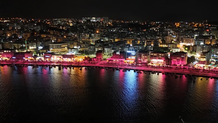 Samsun Atakum Sahilinde Meme Kanseri Farkındalığı İçin Pembe Aydınlatma