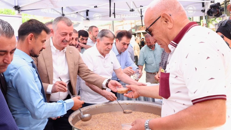 Başkan Büyükakın’dan Vatandaşa Aşure İkramı: Pazarda Yoğun İlgi