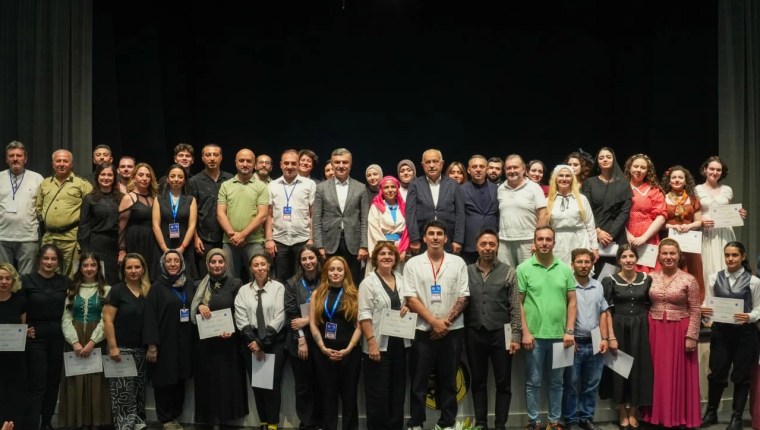 Trabzon’da Tiyatro Eğitimi Tamamlandı: Kursiyerler Sahneye Çıktı