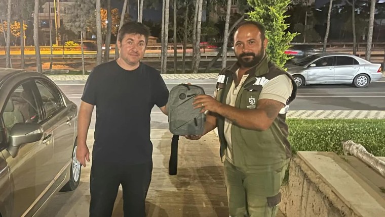 Temizlik Personelinden Örnek Davranış: Bulduğu Çantayı Polise Teslim Etti