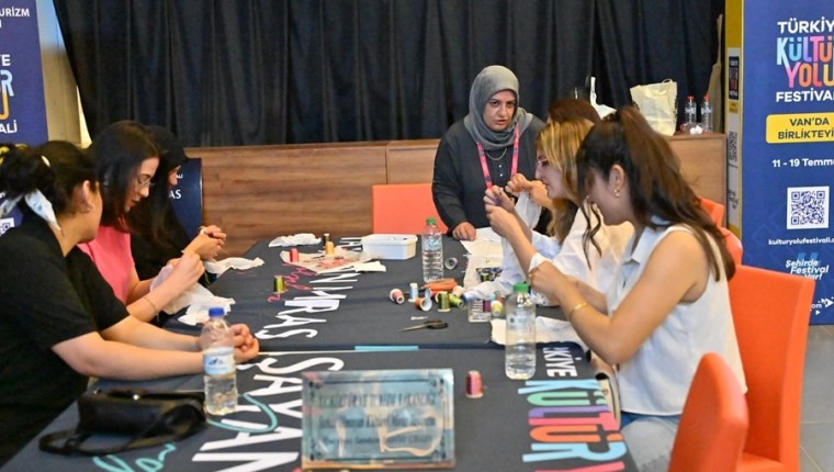 Van Kültür Yolu Festivali’nde Kültür ve Sanat Şöleni Sürüyor