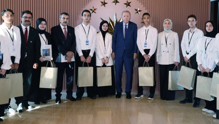 Cumhurbaşkanı Erdoğan, Ahlat Külliyesi'nde Gençlerle Buluştu