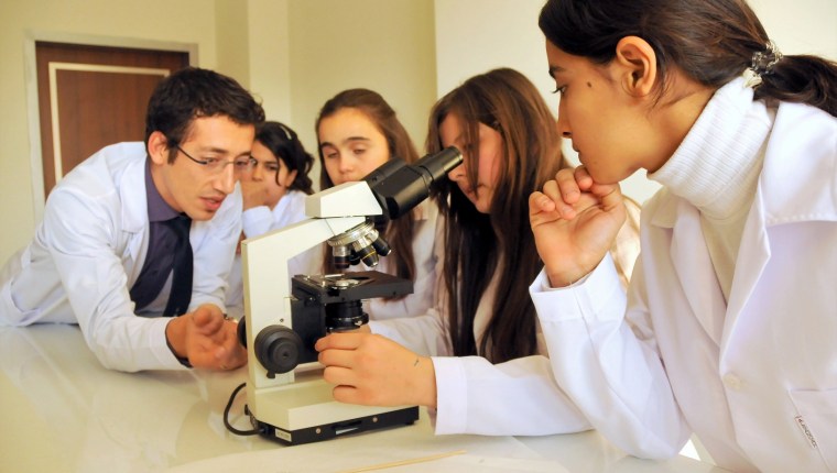 Bornova’da Çocuklara Eğlenceli ve Öğretici Yaz Programı