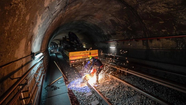 İzmir Metrosunda Güvenli Ulaşım İçin Ray Yenileme Çalışmaları Sürüyor