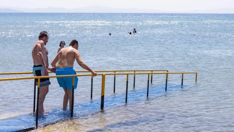 İzmir’de Engelsiz Plaj Keyfi: Denize Ulaşım Kolaylaşıyor
