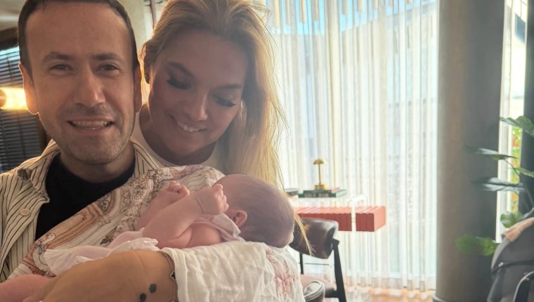 Demet Akalın’dan Berkay ve Özlem Ada Şahin’in Minik Kızı Mihre’ye Ziyaret