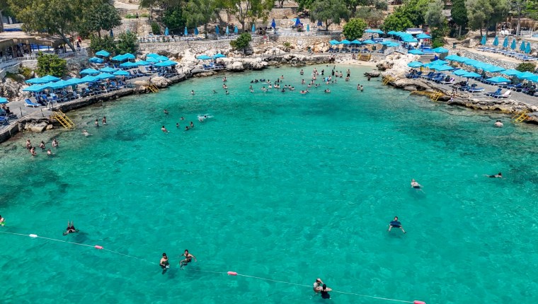 Mersin’de Plajlar Tatilcilerle Dolup Taşıyor