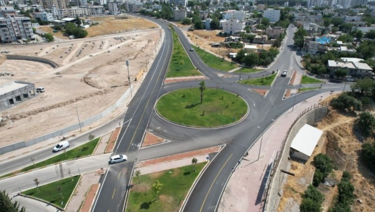 Tutdere’den ulaşım hamlesi: Adıyaman’da dört caddeyi buluşturan akıllı kavşak trafiğe açıldı - Videolu Haber