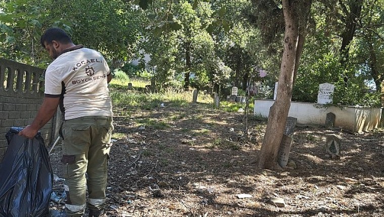 Derince'de mezarlıklara titiz bakım