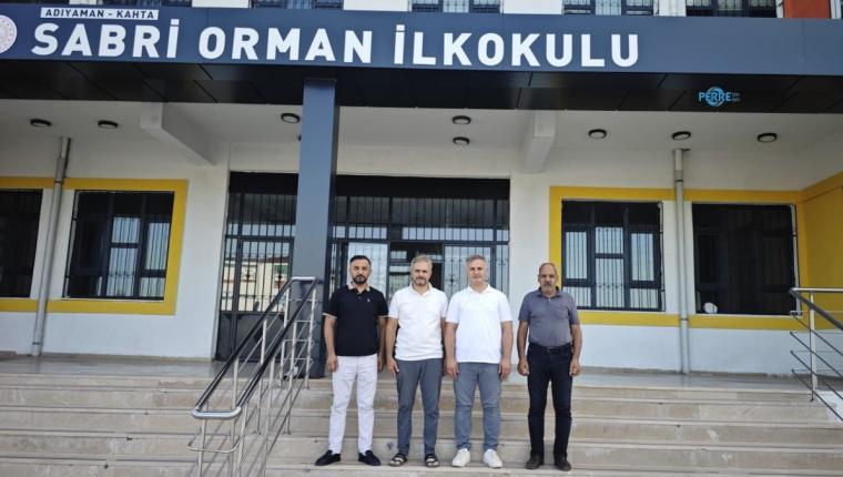 Yazar Mehmet Orman’dan Sabri Orman İlkokulu’na kitap hediyesi