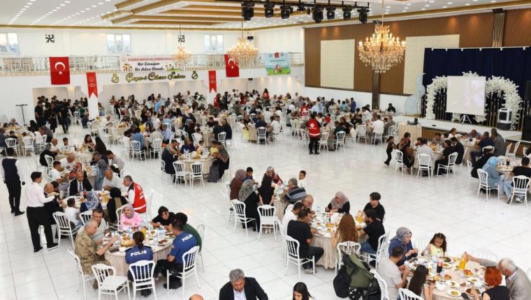 Vali Küçük, koruyucu aileler ve çocuklarla bir araya geldi